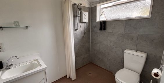 Room 4 Bathroom2